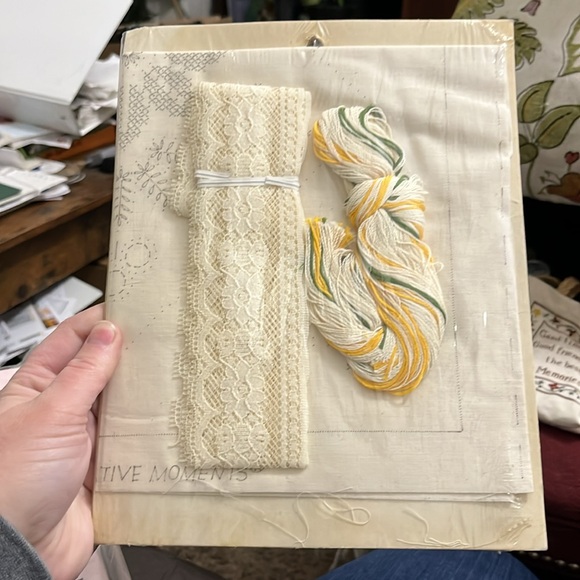 New, Never Been Used, Cross-Stitch Pattern, Pillow, Laced, Candlewick Kit, White - Picture 4 of 4